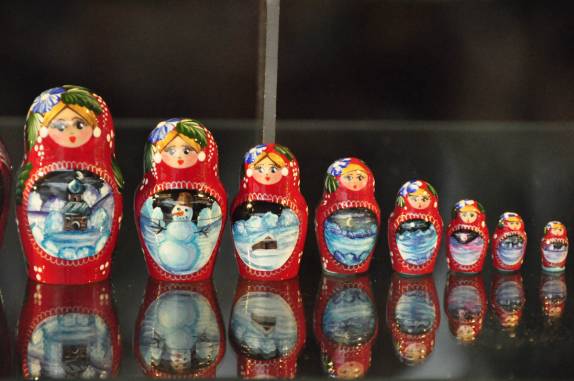 As tradicionais Babuskas russas, em loja de Sitka, no sudeste do Alaska